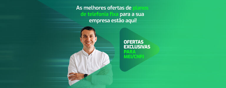 Homem sorrindo com camisa social branca e braços cruzados mostrando as melhores ofertas para planos de telefonia fixa exclusivas para MEI e CNPJ