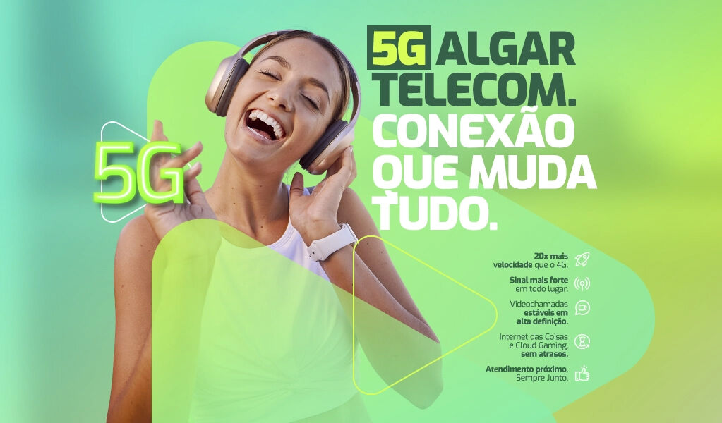 Mulher usando fones de ouvidos e aproveitando os benef&iacute;cios da tecnologia 5G Algar Telecom. Uma conex&atilde;o que mudo tudo.